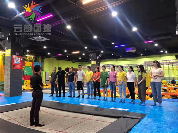 蹦床團(tuán)建